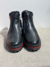 Lataa kuva Galleria-katseluun, Punaraitaiset kääntönasta kengät