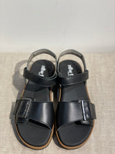 Lataa kuva Galleria-katseluun, New Feet Extrea Leveä Solki Sandaali