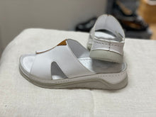 Lataa kuva Galleria-katseluun, MAGO, Nahkaiset sandaalit