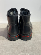 Lataa kuva Galleria-katseluun, Punaraitaiset kääntönasta kengät