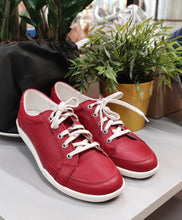 Lataa kuva Galleria-katseluun, Punaiset vuohennahkatennarit