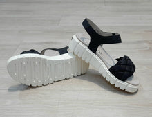 Lataa kuva Galleria-katseluun, Caprice, Poimutetut nahkasandaalit