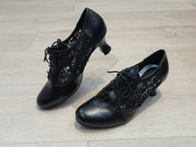 Lataa kuva Galleria-katseluun, Chantana, pitsikoristeinen ja nauhallinen