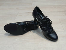 Lataa kuva Galleria-katseluun, Chantana, pitsikoristeinen ja nauhallinen