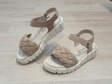 Lataa kuva Galleria-katseluun, Caprice, Poimutetut nahkasandaalit