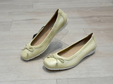 Lataa kuva Galleria-katseluun, Caprice, Keltaiset avokkaat