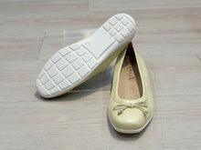 Lataa kuva Galleria-katseluun, Caprice, Keltaiset avokkaat