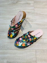 Lataa kuva Galleria-katseluun, Laura Vita,mustat pistokkaat