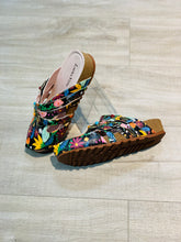 Lataa kuva Galleria-katseluun, Laura Vita,mustat pistokkaat