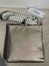 Lataa kuva Galleria-katseluun, Gabor pronssi tilava laukku