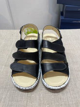 Lataa kuva Galleria-katseluun, Belvida mustavalkoiset sandaalit