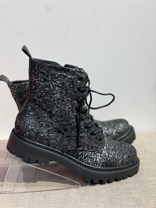 Musta-hopea maiharit