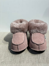 Lataa kuva Galleria-katseluun, Pinkit lammastossut