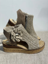 Lataa kuva Galleria-katseluun, Rieker kiilapohjasandaali beige