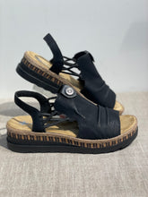 Lataa kuva Galleria-katseluun, Rieker kiilapohjasandaali musta