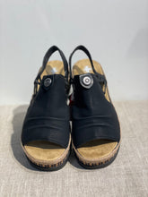 Lataa kuva Galleria-katseluun, Rieker kiilapohjasandaali musta