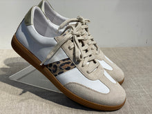 Lataa kuva Galleria-katseluun, Seibel valko beige kävelykengät