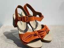 Lataa kuva Galleria-katseluun, Josef Seibel korollinen sandaali papaya