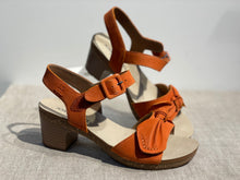 Lataa kuva Galleria-katseluun, Josef Seibel korollinen sandaali papaya