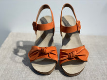 Lataa kuva Galleria-katseluun, Josef Seibel korollinen sandaali papaya