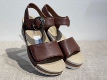 Lataa kuva Galleria-katseluun, Josef Seibel kiilapohjasandaali tumman ruskea