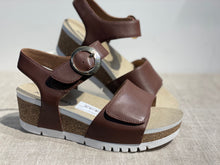 Lataa kuva Galleria-katseluun, Josef Seibel kiilapohjasandaali tumman ruskea