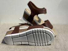 Lataa kuva Galleria-katseluun, Josef Seibel kiilapohjasandaali tumman ruskea