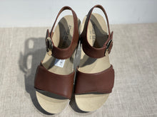 Lataa kuva Galleria-katseluun, Josef Seibel kiilapohjasandaali tumman ruskea