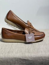 Lataa kuva Galleria-katseluun, Tamaris kävelykenkä cognac nappa rusettisomiste