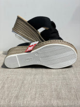 Lataa kuva Galleria-katseluun, Rieker kiilapohjasandaali musta