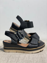 Lataa kuva Galleria-katseluun, Remonte sandaali musta ( mustavalk. solki )
