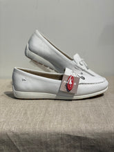 Lataa kuva Galleria-katseluun, Tamaris loafer valkoinen nappa