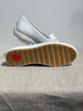 Lataa kuva Galleria-katseluun, Tamaris loafer valkoinen nappa