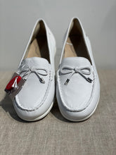 Lataa kuva Galleria-katseluun, Tamaris loafer valkoinen nappa
