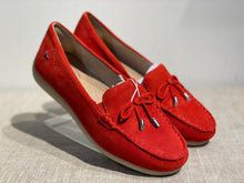 Lataa kuva Galleria-katseluun, Tamaris punainen loafer rusetilla