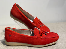 Lataa kuva Galleria-katseluun, Tamaris punainen loafer rusetilla