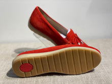 Lataa kuva Galleria-katseluun, Tamaris punainen loafer rusetilla