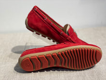 Lataa kuva Galleria-katseluun, Tamaris punainen loafer rusetilla