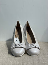 Lataa kuva Galleria-katseluun, Caprice Peurannahka Ballerina