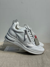 Lataa kuva Galleria-katseluun, Tamaris valkohopea lenkkarit