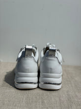 Lataa kuva Galleria-katseluun, Tamaris valkohopea lenkkarit