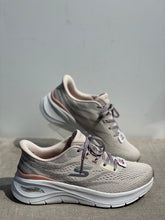 Lataa kuva Galleria-katseluun, Skechers naisten beige lenkkarit