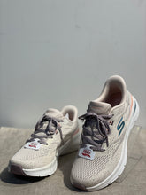 Lataa kuva Galleria-katseluun, Skechers naisten beige lenkkarit