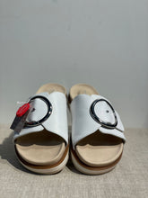 Lataa kuva Galleria-katseluun, Tamaris sandaali valkoinen pyöreä hopea solki