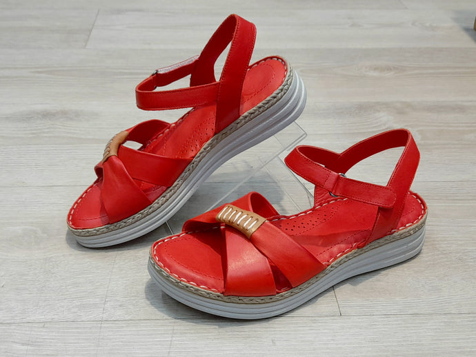 MAGO, Punainen sandaali