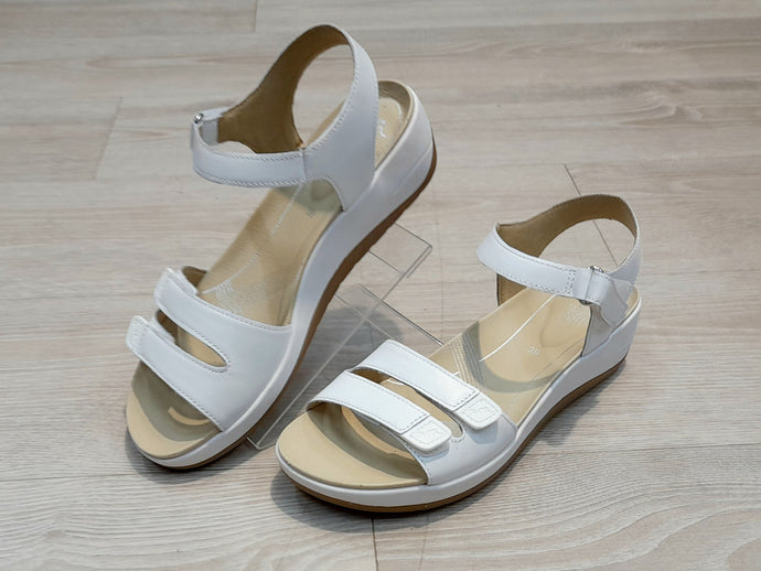 Ara, Valkoiset sandaalit