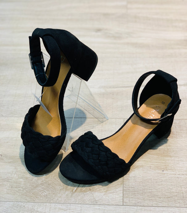 Mustat kesäsandaalit lettikuviolla