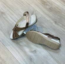Lataa kuva Galleria-katseluun, Caprice sandaalit, kulta